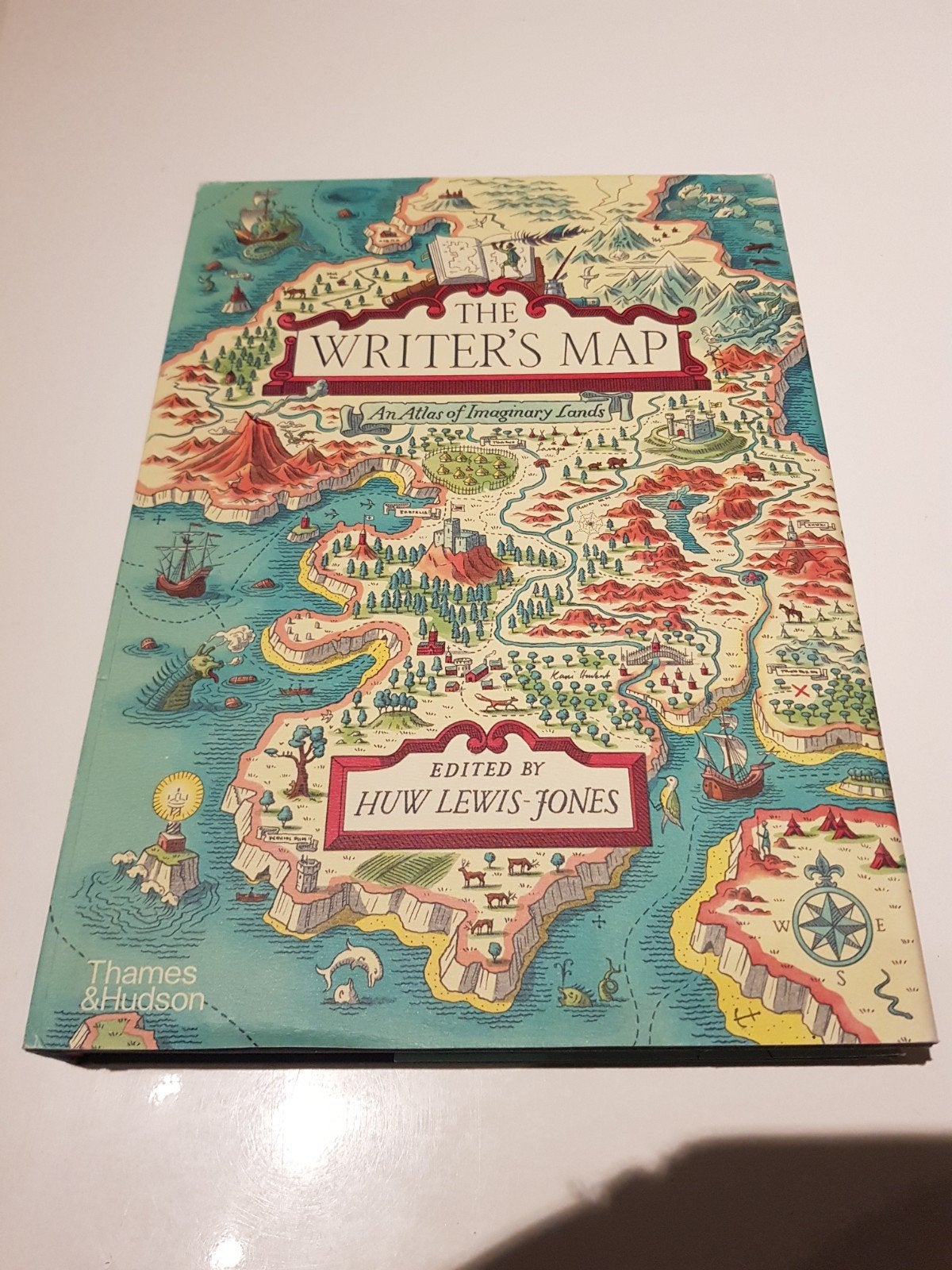 La carte de l'écrivain : un atlas de terres imaginaires, en, Enlèvement ou Envoi, Comme neuf, Autres types, Livre ou Catalogue