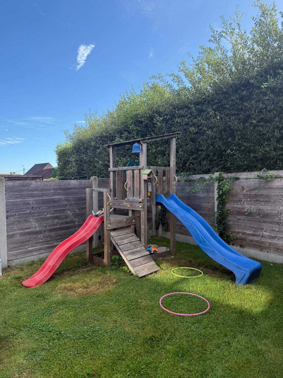 Houten speeltuin met 2 glijbanen & zandbak – Cosikids, Ophalen, Zo goed als nieuw, Zandbak