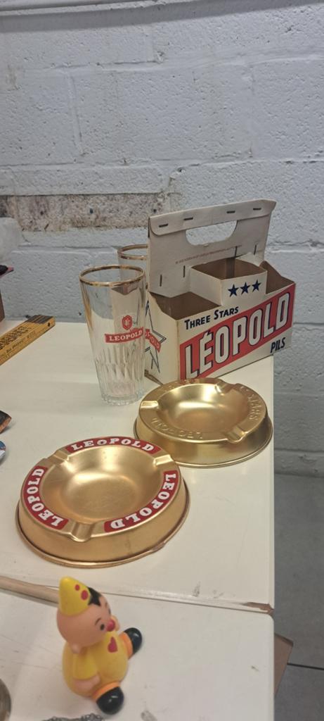Léopold thee stars pils bier krat, asbakken en glazen, Ophalen of Verzenden