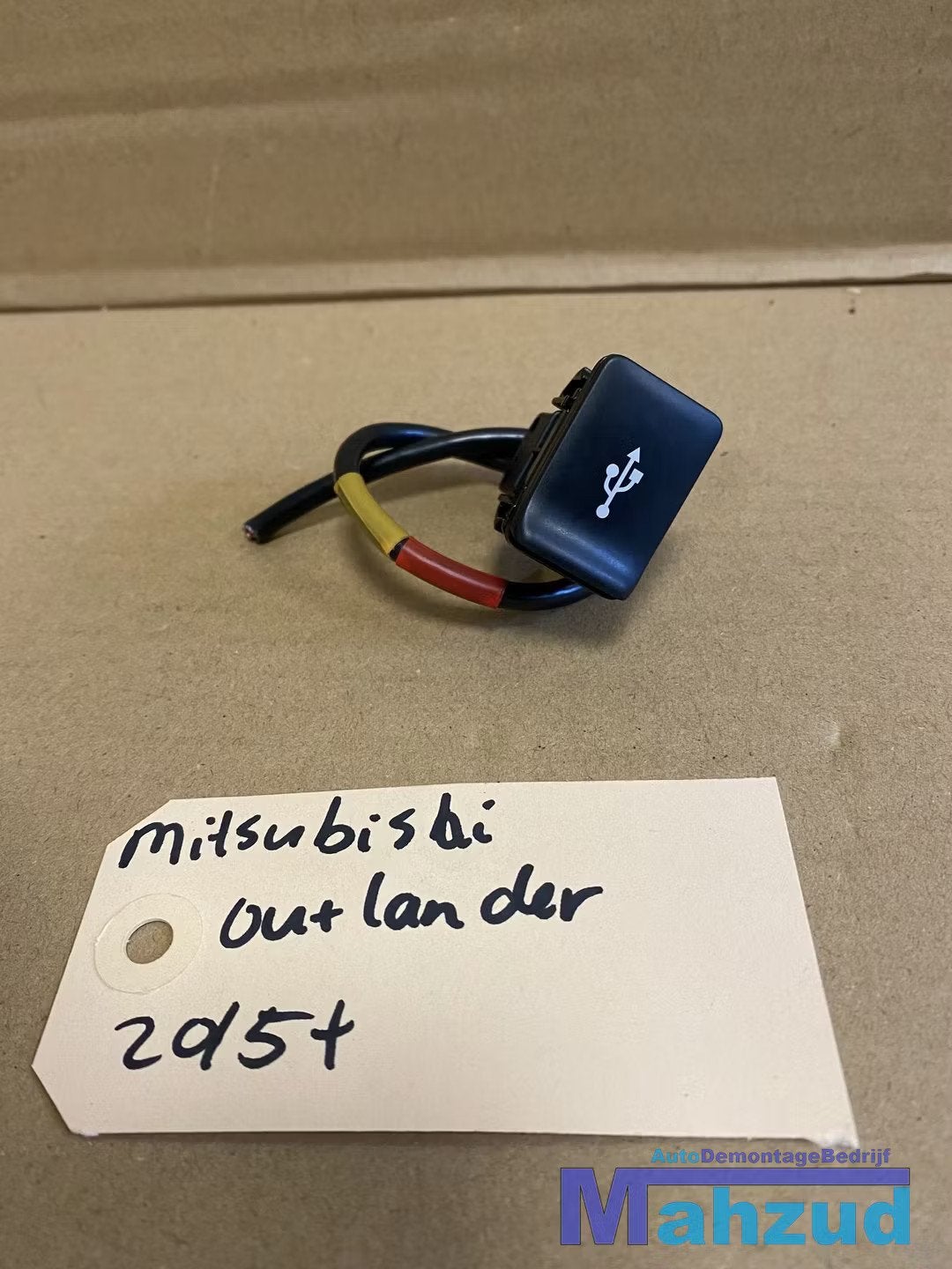 MITSUBISHI OUTLANDER USB Stekker klep 2015+, Info@mitsubishi-motors.com, Mitsubishi Motors Corporation, Utilisé, Mitsubishi