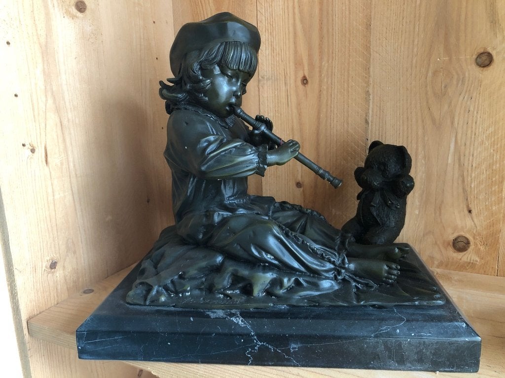 Bronzen kind met beertje en fluit, Antiek en Kunst, Ophalen, Brons