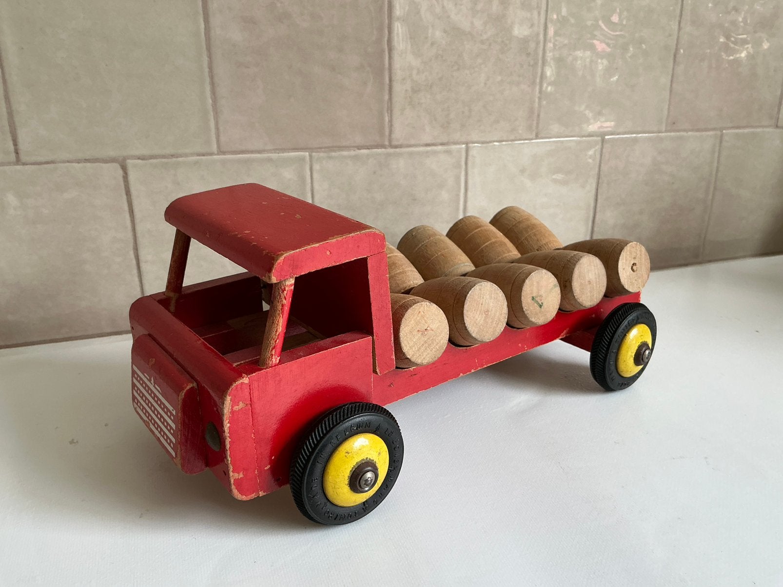 Houten auto met tonnetjes, Ophalen of Verzenden