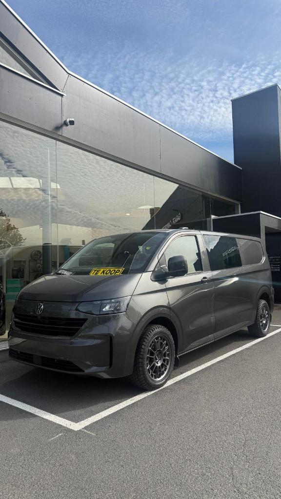 Volkswagen Transporter T7 dubbel cabine nieuw in stock!, Autos, Argent ou Gris, Achat, Euro 6, Entreprise