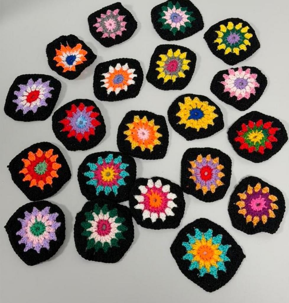 Handgehaakte granny bloemen motieven 10 cm (22 stuks), Hobby en Vrije tijd, Breien en Haken, Ophalen of Verzenden, Nieuw, Breien of Haken