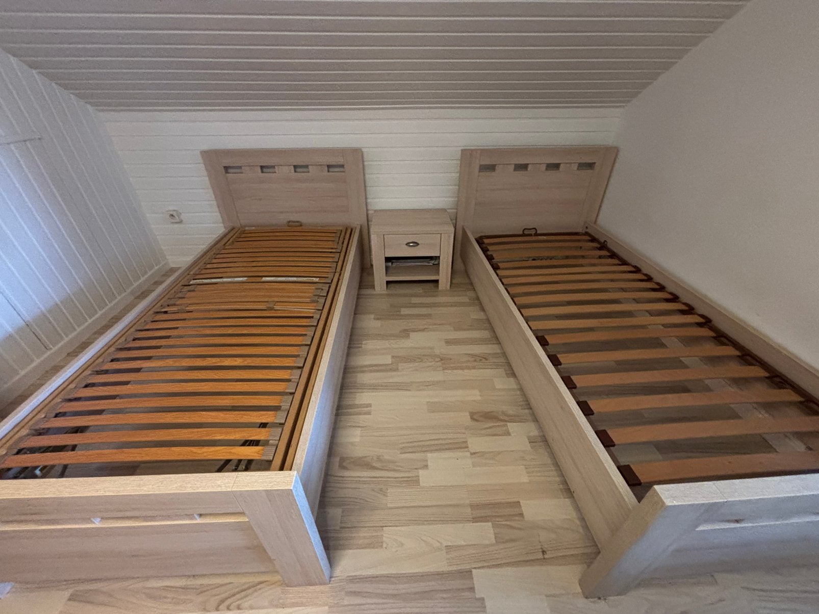 2x 1-persoonsbedden beige met nachtkastje en lattenbodems, Maison & Meubles, Chambre à coucher | Lits, Beige, Une personne, Enlèvement