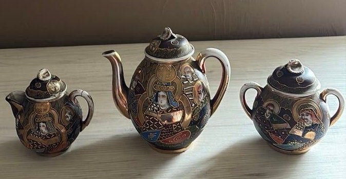 Service à thé japonais ancien Satsuma Moriage (1930) collé, Antiquités & Art, Antiquités | Services (vaisselle) complet, Enlèvement ou Envoi