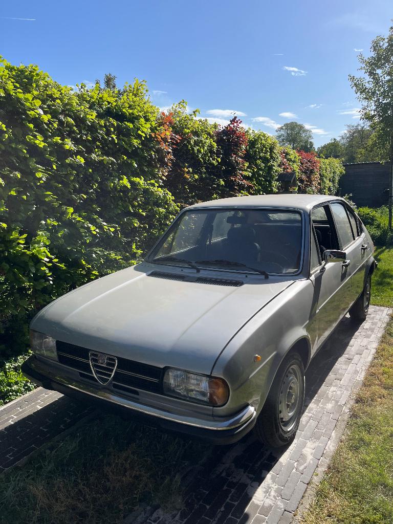 Alfa Romeo Alfasud 1300, Autos, Alfa Romeo, Particulier, Autres modèles, Essence, 4 portes, Boîte manuelle, Argent ou Gris, Brun