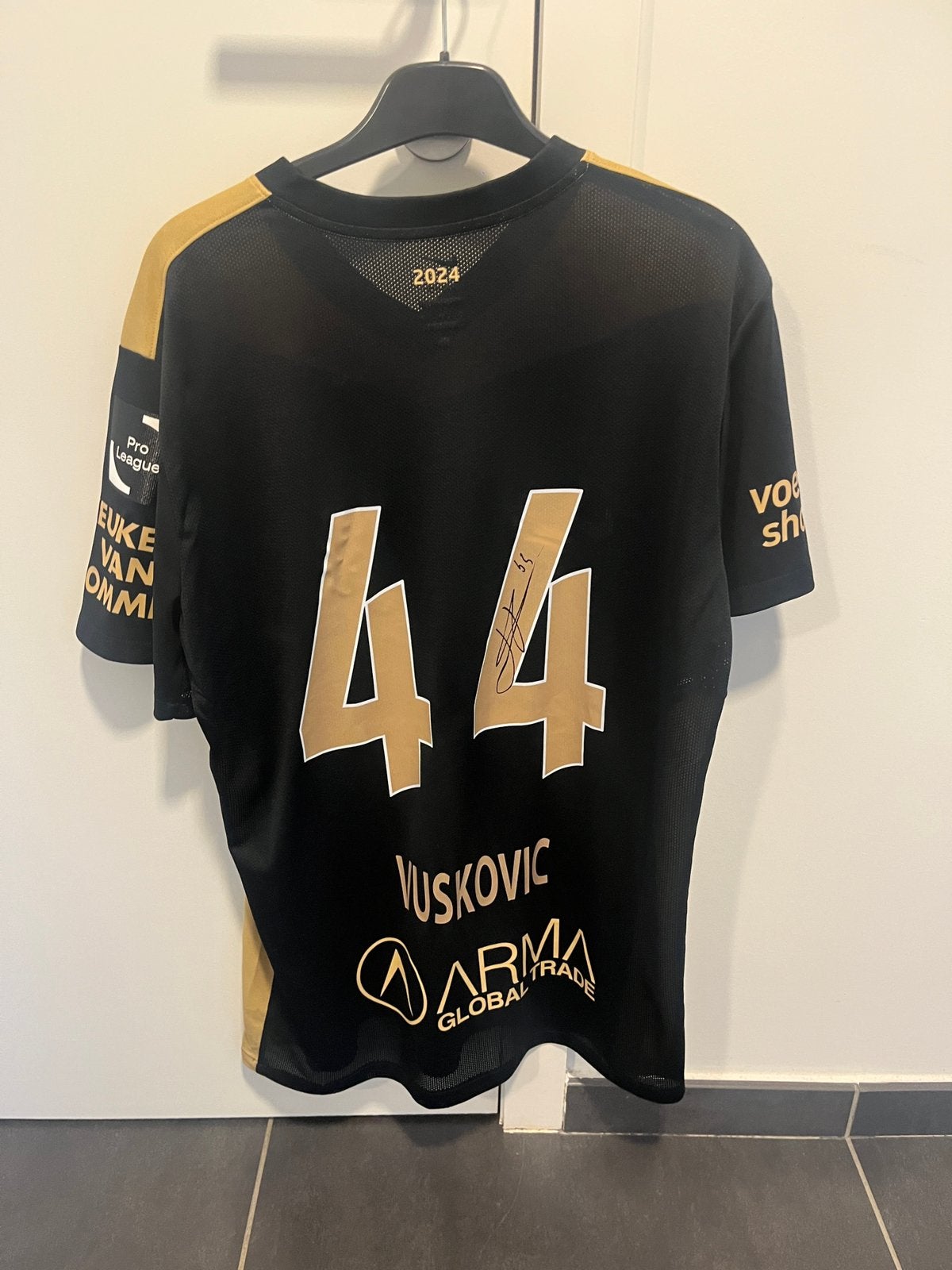 Luka Vuskovic shirg, Enlèvement, Comme neuf
