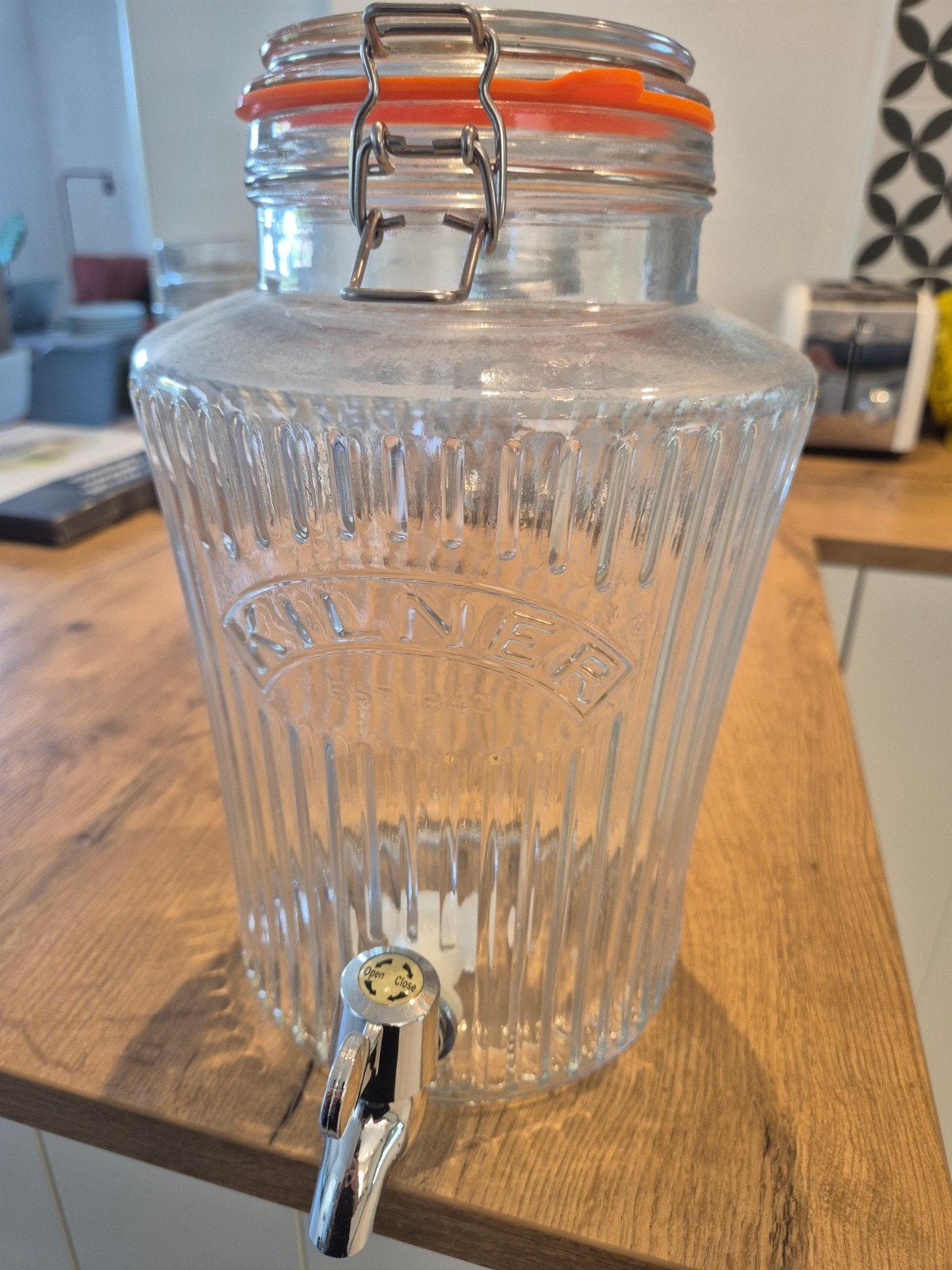 Grote limonadedispenser van Kilner, Enlèvement