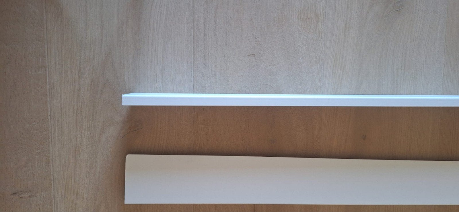 2 Witte plinten 2m44 op 7cm, Doe-het-zelf en Bouw, Plinten en Afwerking, Ophalen, Nieuw, 200 tot 250 cm, Plinten