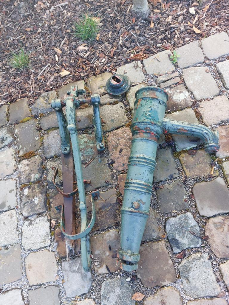 Antieke waterpomp, Enlèvement