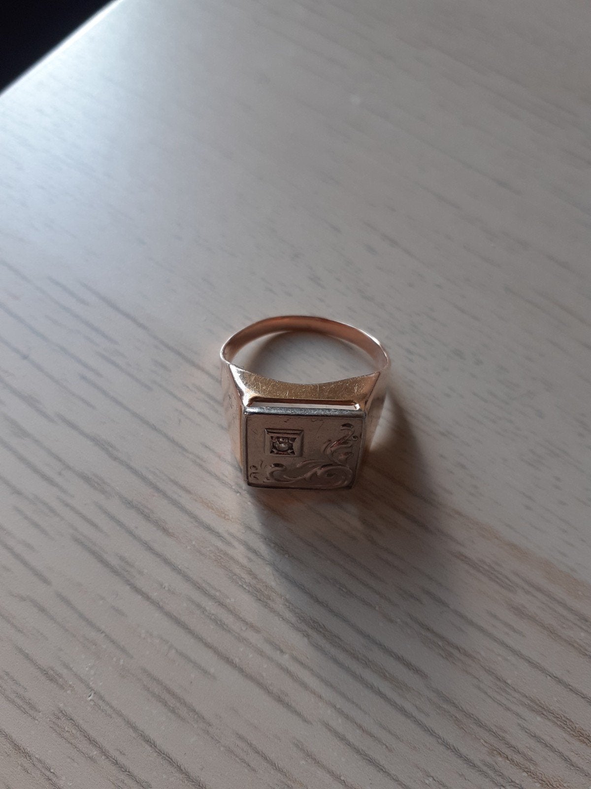 Goud ring met platinum bovenaan en kleine diamant., Ophalen, Goud, Goud