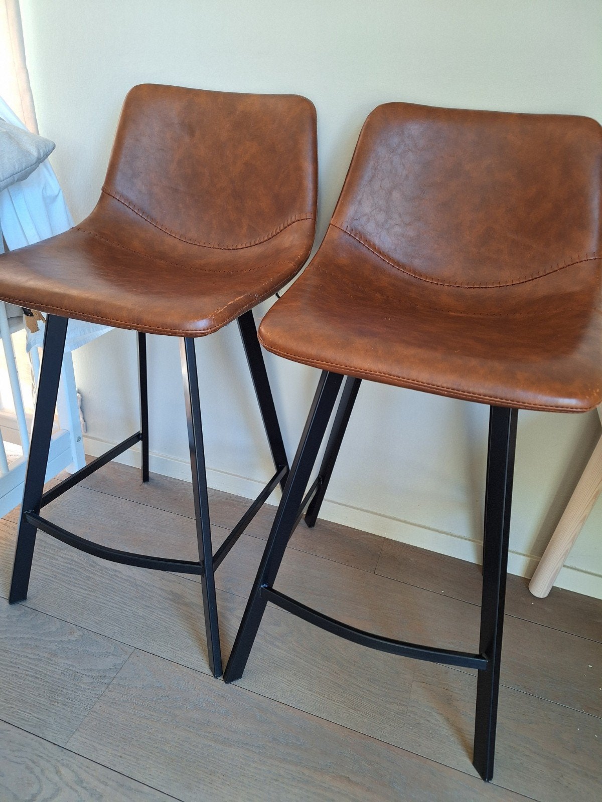 2 barstoelen (cognac), 2 krukken, Ophalen, Gebruikt