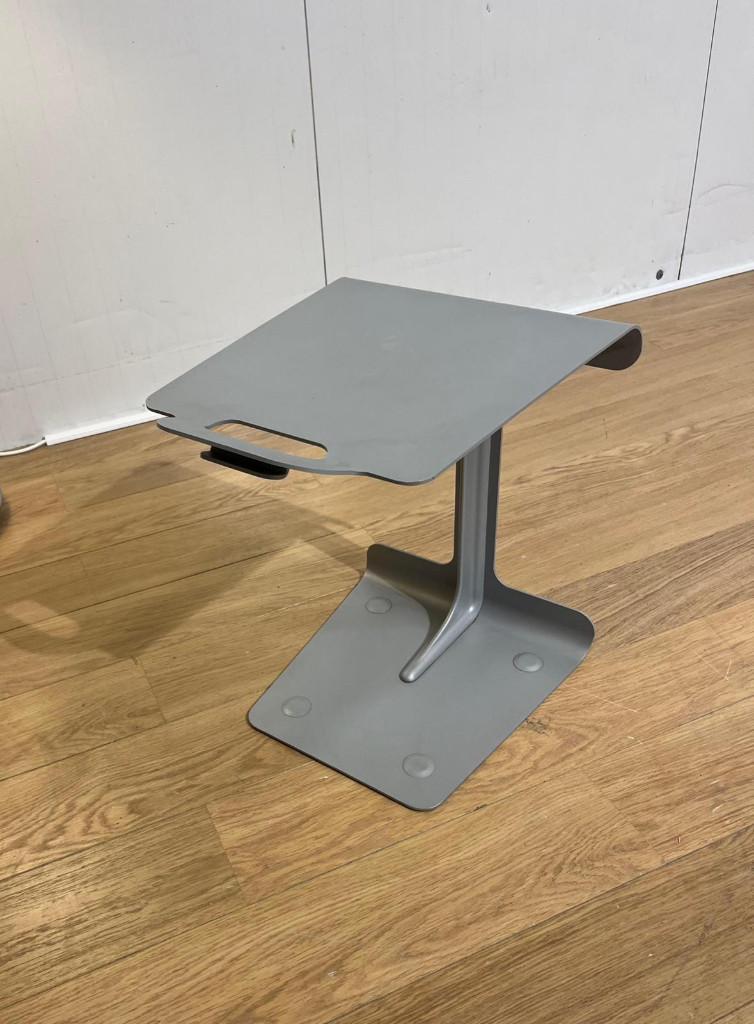 Design on Stock T-Tray Bijzettafel Grijs Design, 45 tot 60 cm, Design Bijzettafels Design on Stock, Minder dan 55 cm, Metaal of Aluminium