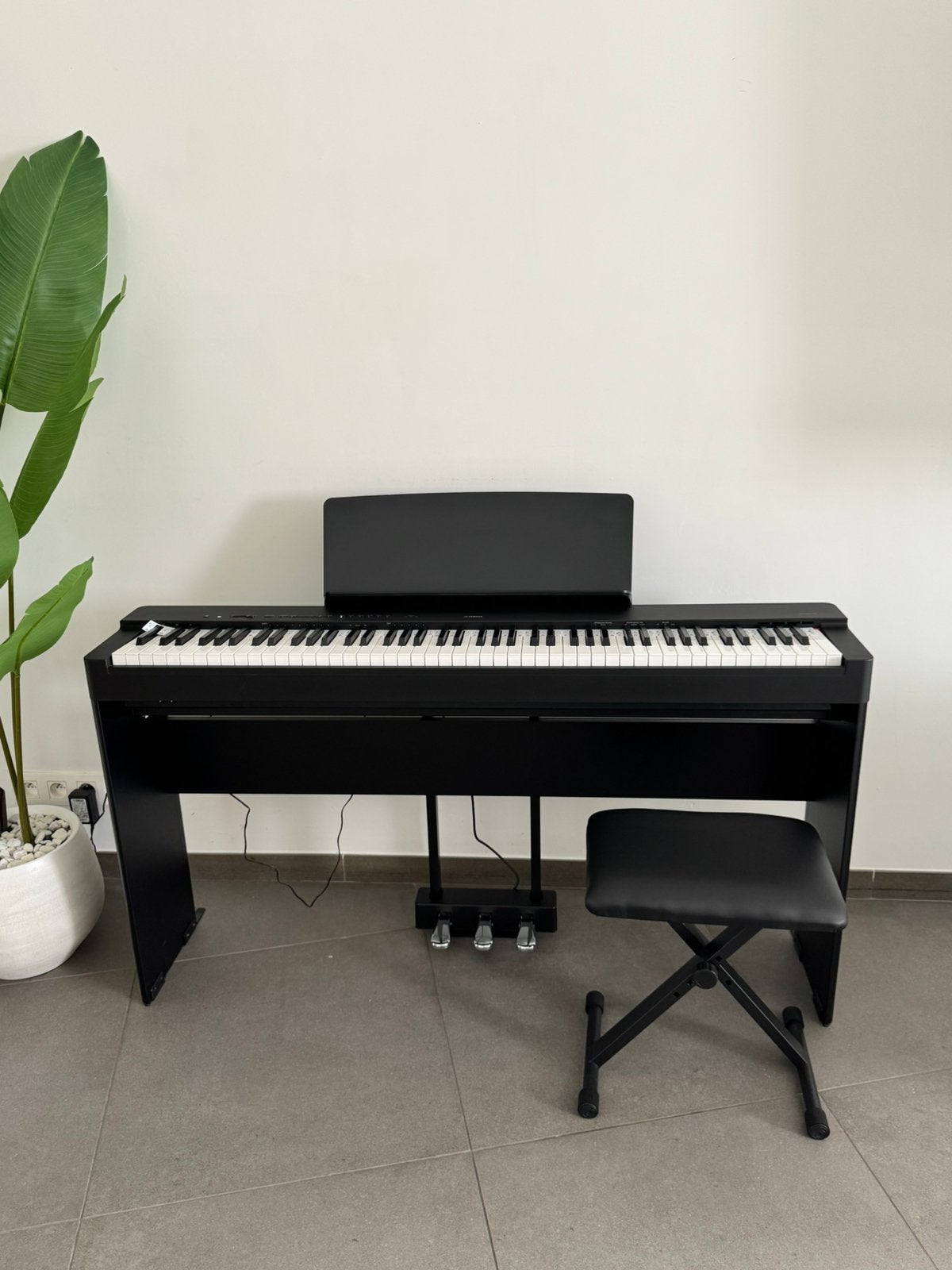 Piano Yamaha P-225+support L-200+pédalier 3 pédales+tabouret, Musique & Instruments, Pianos, Enlèvement, Comme neuf, Noir, Piano