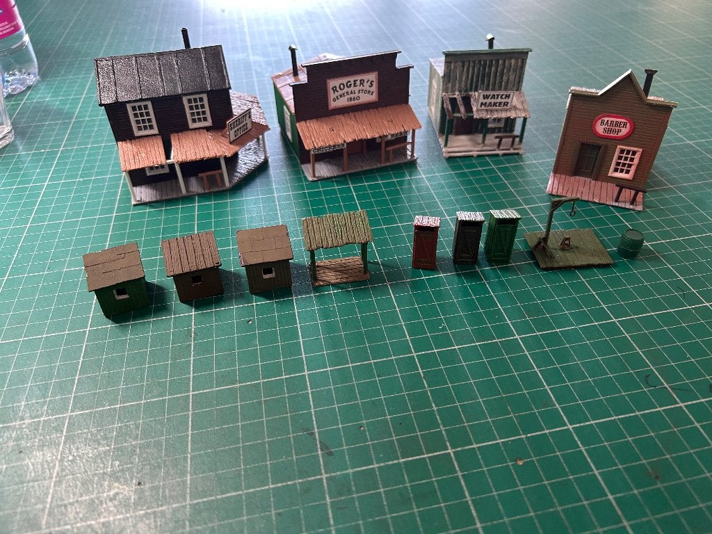 Te koop; een 15 tal western huisjes schaal HO 1/87., Hobby en Vrije tijd, Ophalen of Verzenden, Gebruikt, 1:50 tot 1:144