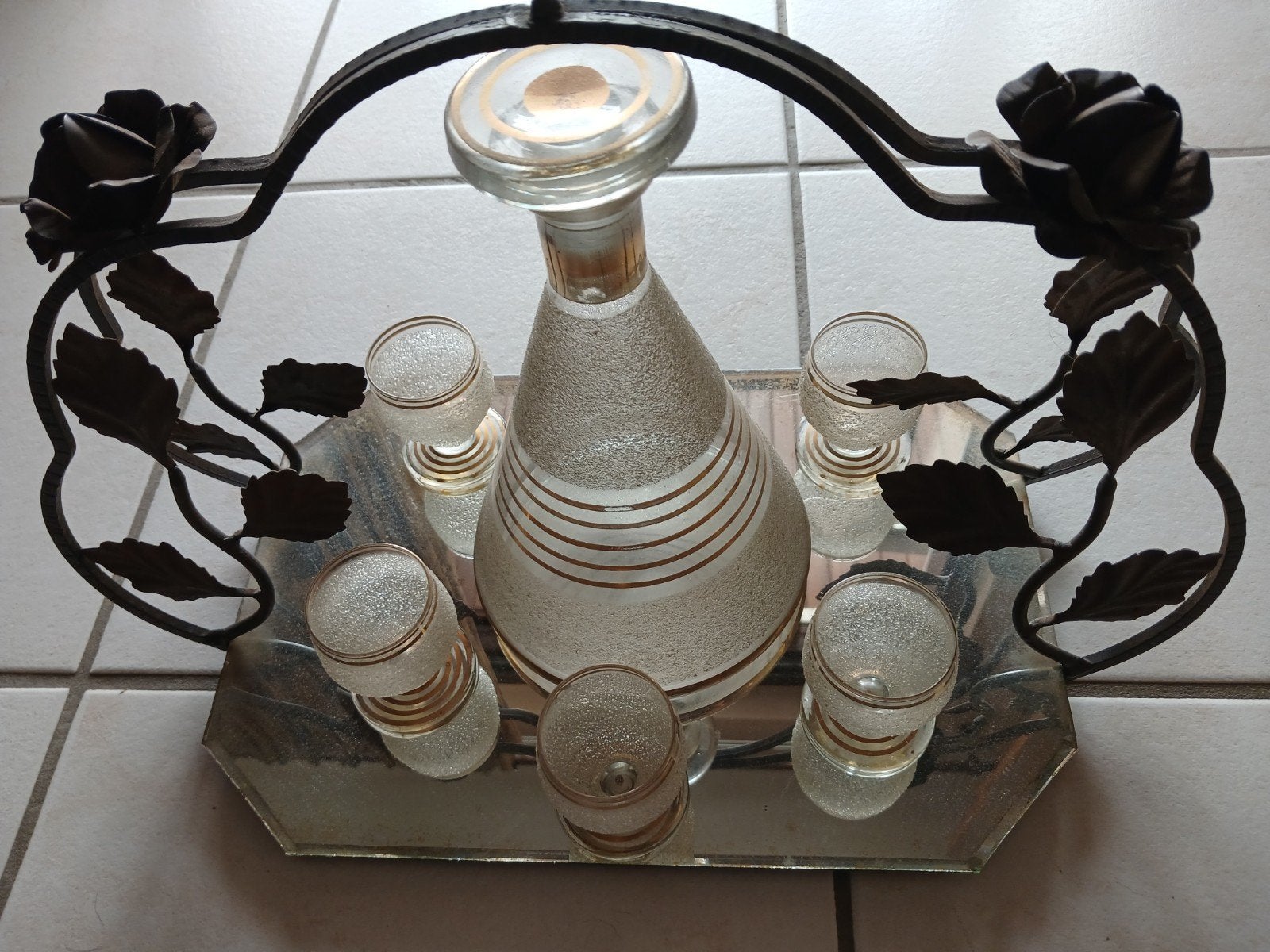 SMEEDIJZER OPDIENBLAD MET KARAF EN 5 JENEVER GLAASJESP  M, Ophalen, Glas, Handgemaakt, Dienblad