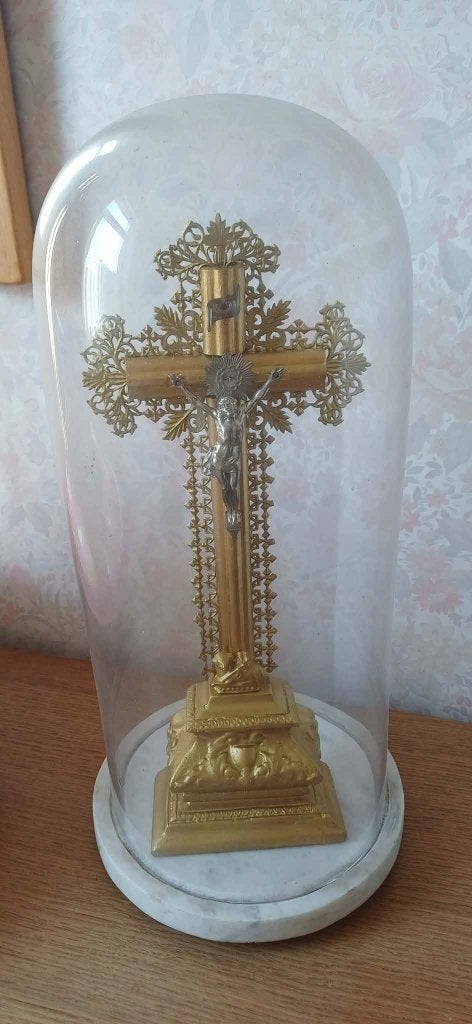 Christ sous globe, Enlèvement