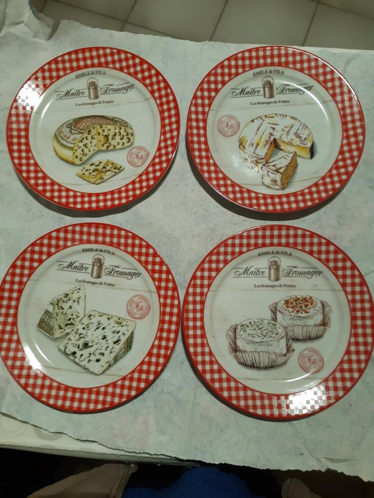4 magnifiques assiettes à fromage dans une boîte par EMILE&F, Neuf, Assiettes(s), Enlèvement ou Envoi, Autres styles