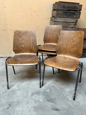 Lot 98x stapelbare vlindermodel schoolstoelen klassiek beschikbaar voor biedingen
