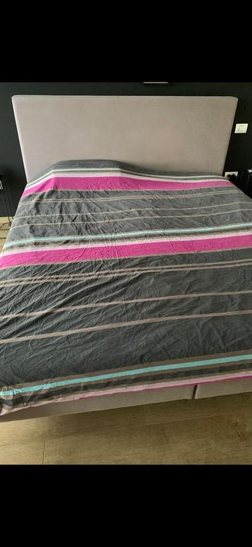 Sommier 180 x 200 cm avec matelas et tête de lit