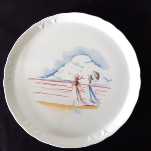 Beau plat en porcelaine à décor de 2 femmes à la mer., Antiquités & Art, Antiquités | Porcelaine, Enlèvement ou Envoi