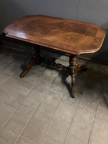 Antieke bijzettafel in fineer beschikbaar voor biedingen