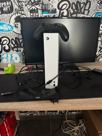 Xbox series s + controller + hori charging station beschikbaar voor biedingen