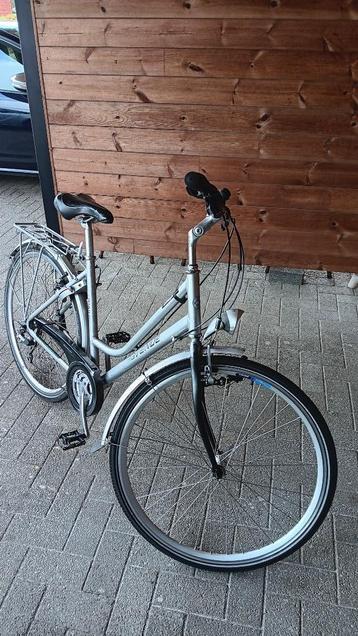 Dames fiets beschikbaar voor biedingen