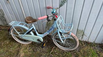 Meisjes fiets met werk aan. beschikbaar voor biedingen