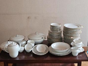 Servies in mooie staat, eenvoudig ontwerp beschikbaar voor biedingen