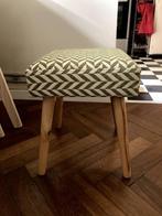 retro houten kruk bekleed met geometrische stof, Ophalen, Gebruikt, Hout