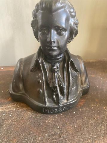 Stenen beeldje van Mozart beschikbaar voor biedingen