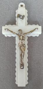 Petit crucifix en plastique avec Christ en métal, Ophalen of Verzenden