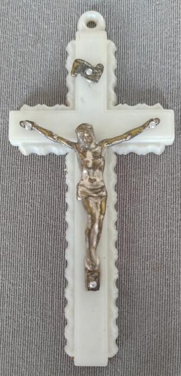 Petit crucifix en plastique avec Christ en métal beschikbaar voor biedingen