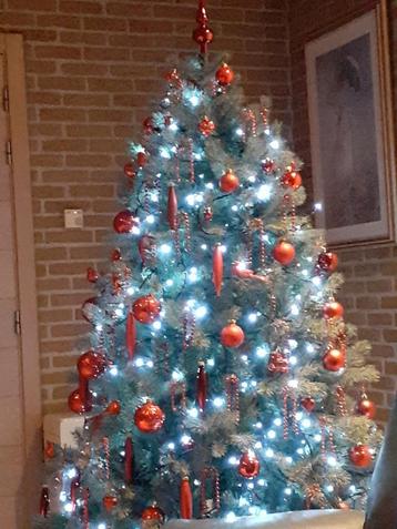 Kerstboom met alle accesoires beschikbaar voor biedingen