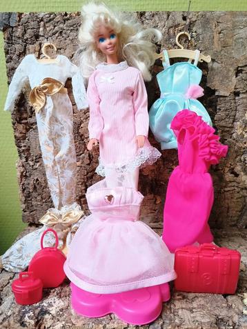 Barbie kleding (21stuks) reisset + vintage Barbie Matell beschikbaar voor biedingen