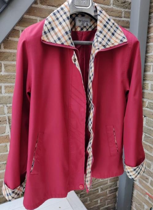 Roestrode jas: Burberry stijl, Kleding | Dames, Jassen | Zomer, Maat 38/40 (M), Rood, Ophalen of Verzenden