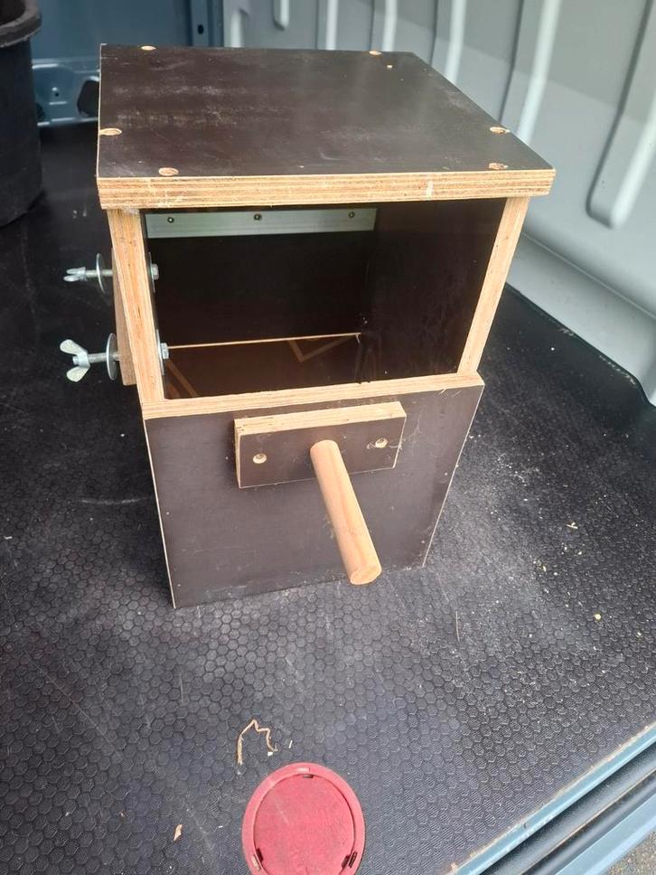 Broedblok voor grotere vogelsoorten bv lijsters - gaaien enz, Dieren en Toebehoren, Vogels | Hokken en Kooien, Ophalen