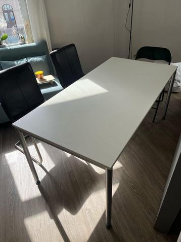 Tafel wit met grijze poten beschikbaar voor biedingen