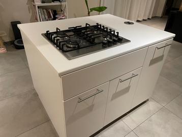 Wit keukeneiland IKEA met gasfornuis 
