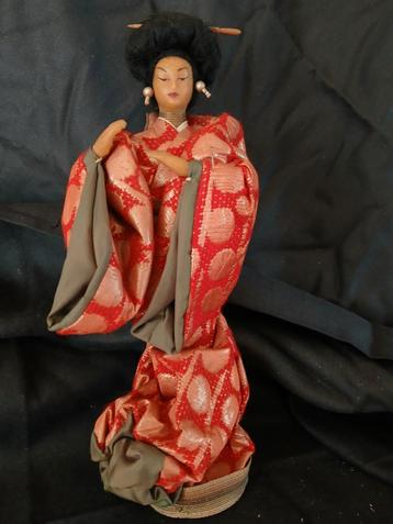 Pop in japanse kimono met wassen hoofd en handen beschikbaar voor biedingen