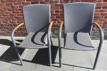 Twee terrasstoelen, alu-wicker, met vintage houten leuning beschikbaar voor biedingen