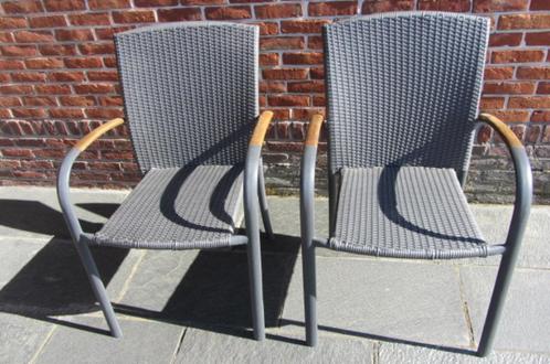 Twee terrasstoelen, alu-wicker, met vintage houten leuning, Tuin en Terras, Tuinstoelen, Zo goed als nieuw, Wicker, Stapelbaar