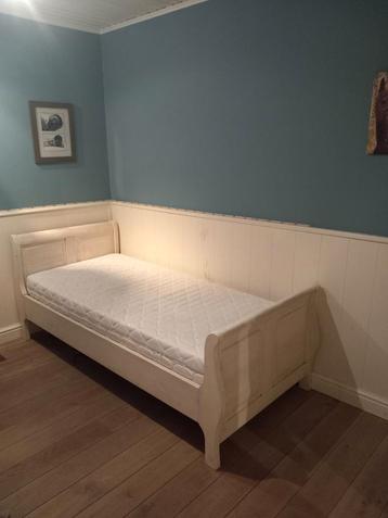 Éénpersoonsbed met kwalitatieve matras en lattenbodem  beschikbaar voor biedingen