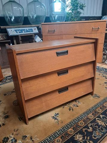 Vintage houten schoenkast beschikbaar voor biedingen