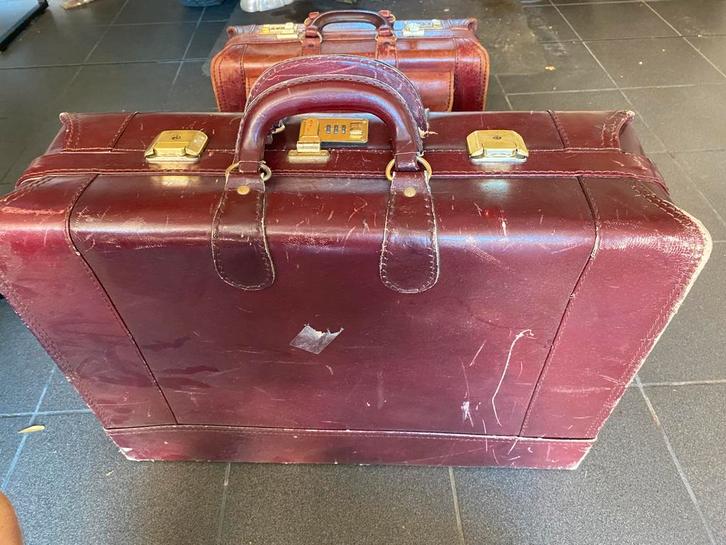 2 vintage echt lederen tassen.   Jaren 70., Handtassen en Accessoires, Koffers, Gebruikt, Leer, Slot, Ophalen