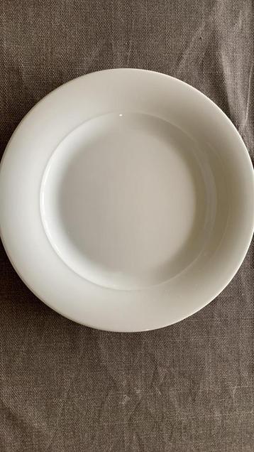 Assiette blanche ronde en porcelaine
