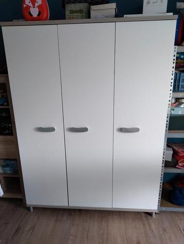 3 deurskast + commode beschikbaar voor biedingen