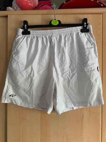 Witte short beschikbaar voor biedingen